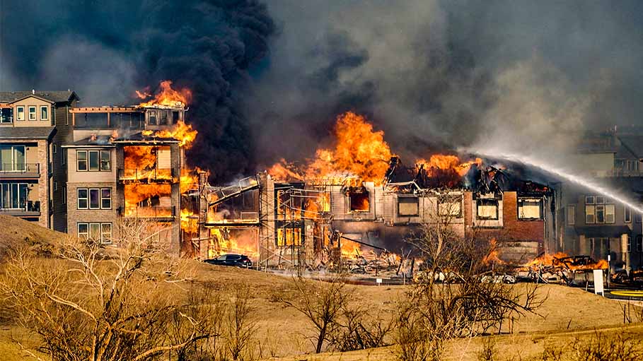 Hundreds of Homes Feared Lost in "Life-Threatening" US Colorado Wildfires
