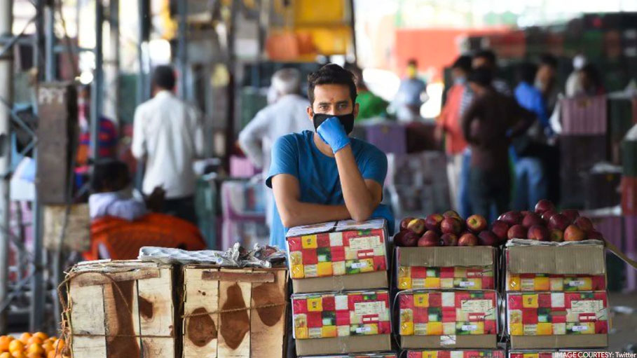 Amid Lockdown Delhi's Azadpur Mandi Remains Open for 24 Hrs from Today