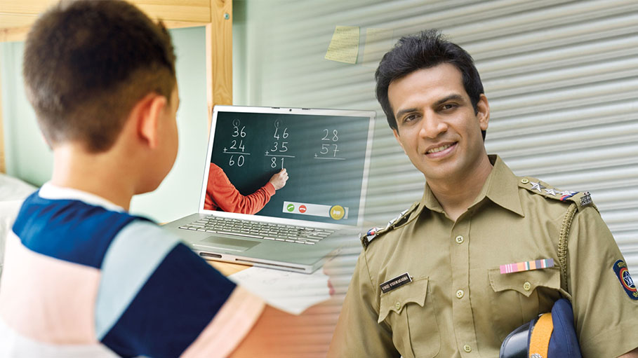 Delhi Police Constable Teaches Underprivileged Children Who Can't Afford Online Classes