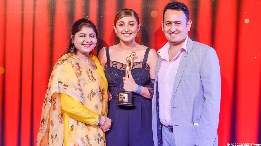 Indian Singer Dhvani Bhanushali Wins Mirchi Music Award