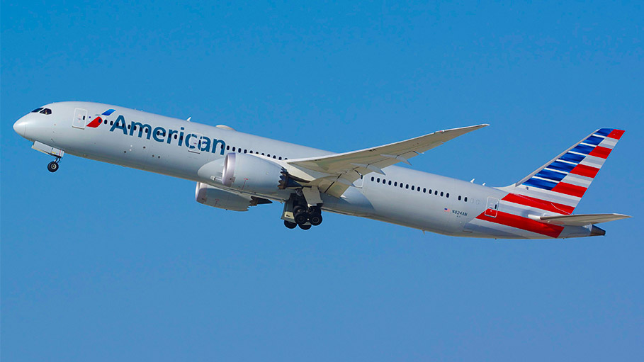 American Airlines: Flight Delayed after 30 Students Refuse to Wear Masks