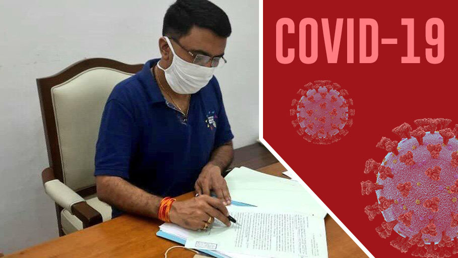 Covid Positive Goa CM Pramod Sawant Clears Files; Why No Gloves, Asks Congress