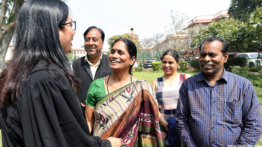 Asha Devi Said that She Hugged Her Daughter’s Photo after the Rapists Were Hanged