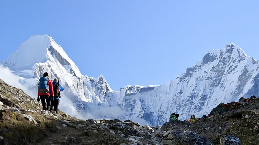 3 Nepali Sherpas Missing after Avalanche in Mount Everest