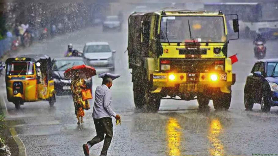 In Hyderabad, Heavy Rains Caused Traffic Jams and Flooded Roads