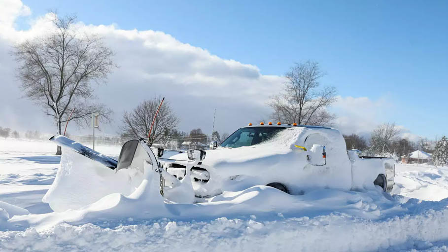 50 Dead in US Blizzard as Chest-Deep Snow Traps Families for Days