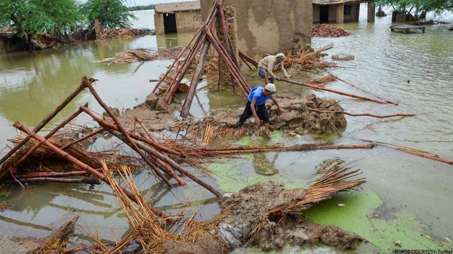 Women Forced to Stay in Flooded Pak Village