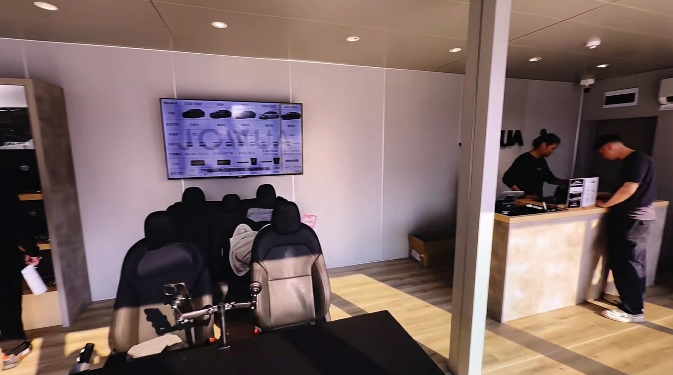 Demonstration of a Jowua phone mount accessory installed in a Tesla.