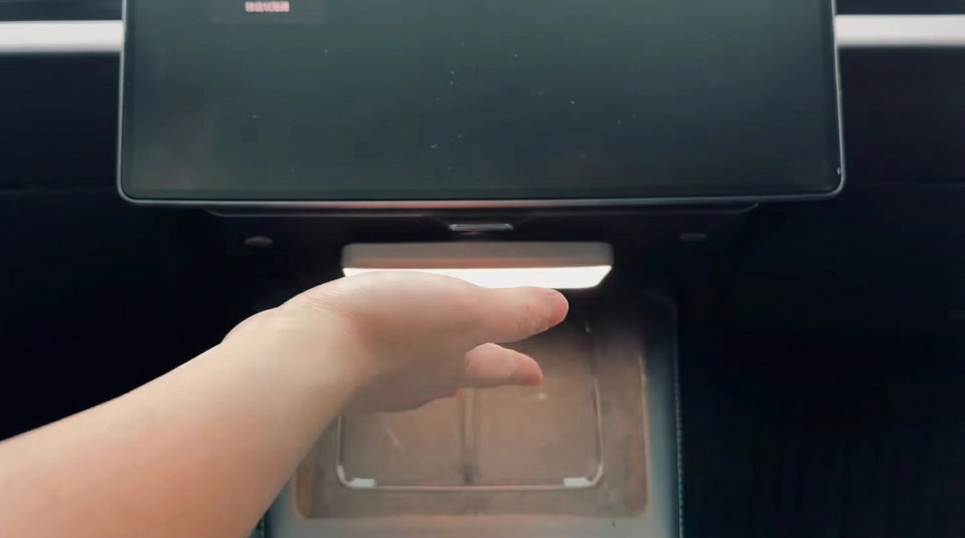 The invisible under-screen station accessory, utilizing the space behind the main display for storage.