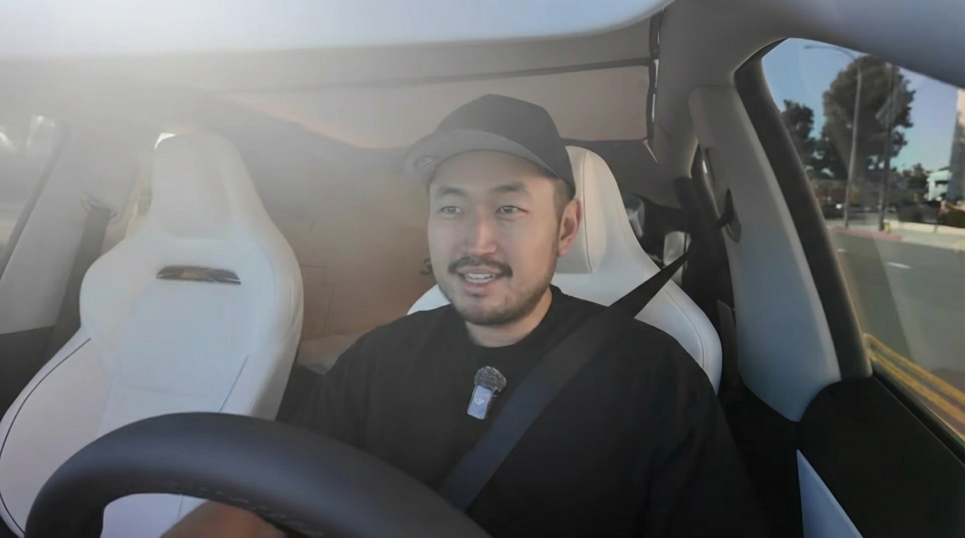 Автор внутри салона Tesla рассказывает о своей истории владения десятью различными автомобилями бренда.