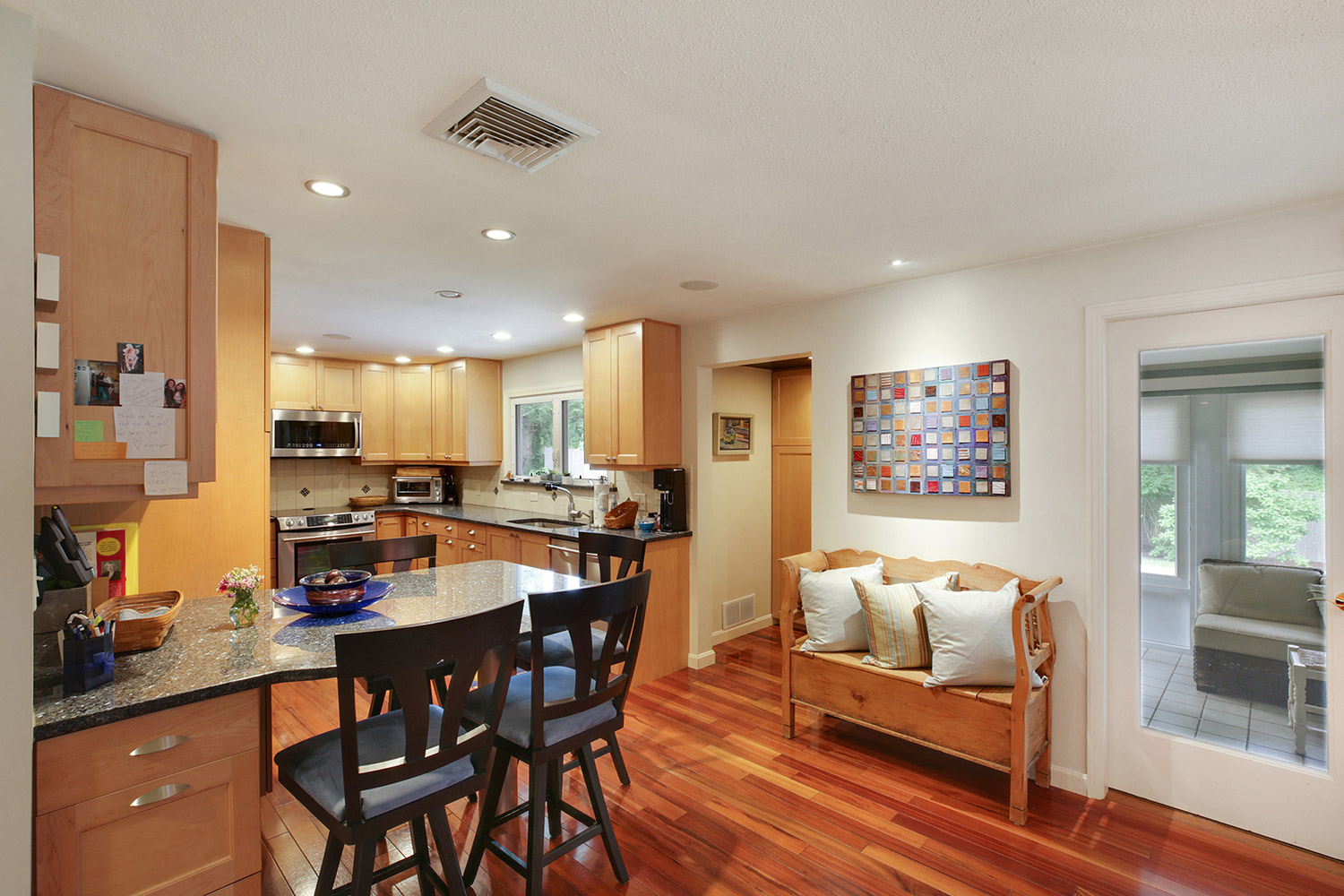 Image of a kitchen with a duct in the sealing