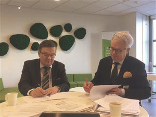 SeAMKin rehtori Tapio Varmola ja Luken kehitysjohtaja Ilkka P. Laurila allekirjoittamassa yhteistyösopimusta.