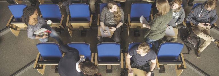 Opiskelijat saapuvat luennolle auditorioon.