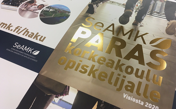 SeAMKin visio opiskelijalle parhaana ammattikorkeakouluna näkyy myös tuoreessa koulutusesitteesssä.