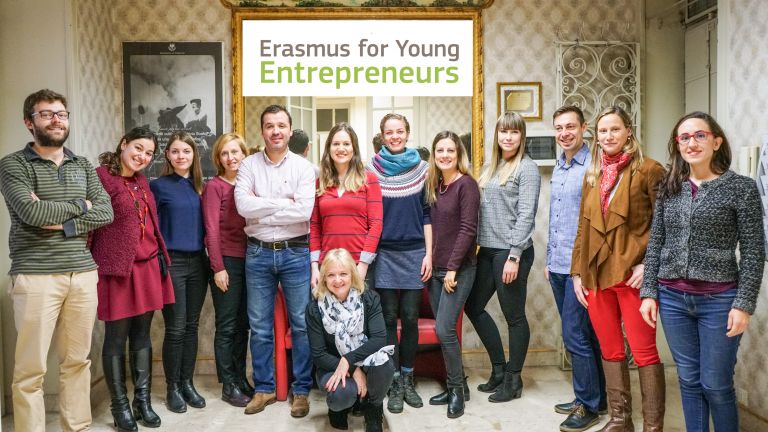 Kuvassa Erasmus for Young Entrenepreurs -ohjelman kansainvälistä tiimiä.