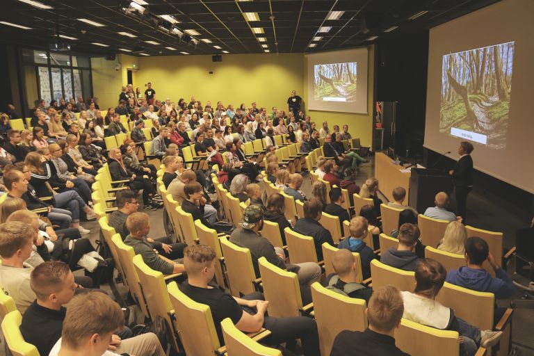 Uudet opiskelijat auditoriossa