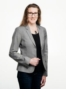 Henkilökuva Johanna Säilä-Jokisesta.