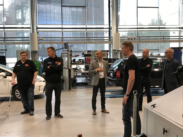 RSD Racingin Raimo Skog ja Riku Tolonen tutustuivat opiskelijavalintavierailullaan myös auto- ja työkonetekniikan laboratorioon.