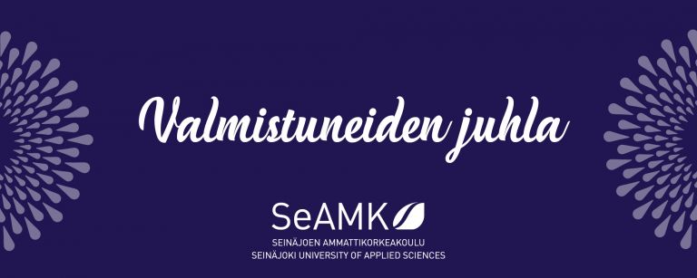 Kuvassa tummanvioletilla pohjalla vaaleanvioletit pisarakoristeet kuvan molemmilla sivuilla. Kuvassa tekstinä valmistuneiden juhla sekä SeAMKin logo.