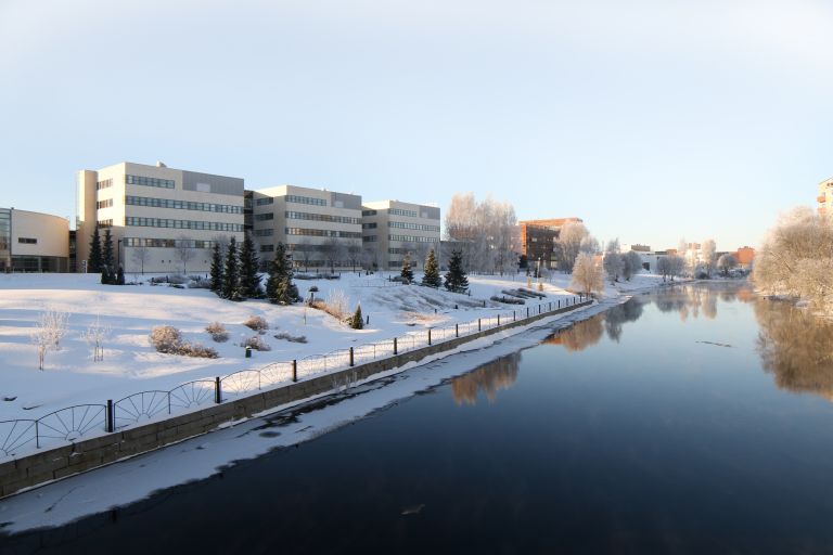 SeAMK Kampuksen rakennuksia joelta kuvattuna talvella./ SeAMK Campus buildings in a winter.