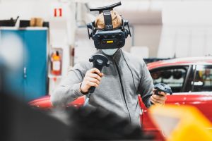 A student uses the equipment of the Vehicle and Work Machine Technology Laboratory.