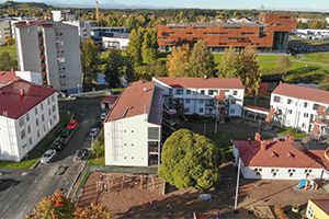 Opiskelija-asuntoja joen varrella.