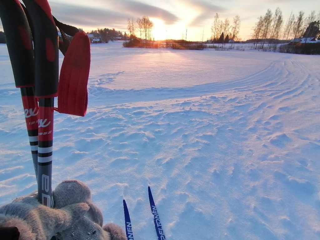 Auringonlasku ja hiihtolatu.