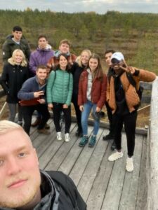 Opiskelijoita luontopolulla./ Students on a nature trail.