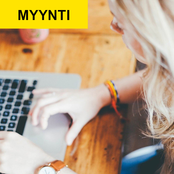 Nainen kirjoittaa läppärillä.