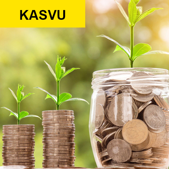 Kaksi kolikkopinoa ja kolikoita lasipurkissa.