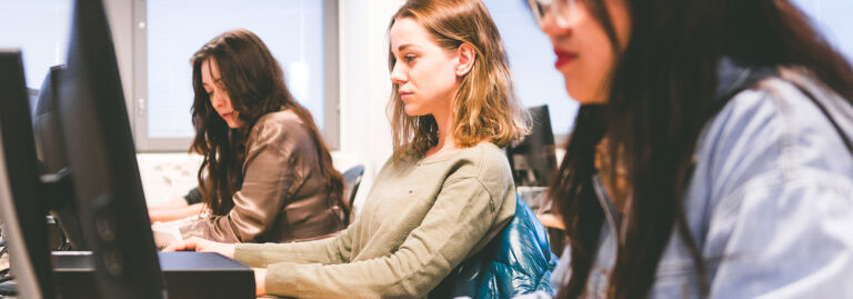 Opiskelijoita tietokoneluokassa./Students in a computer classroom.