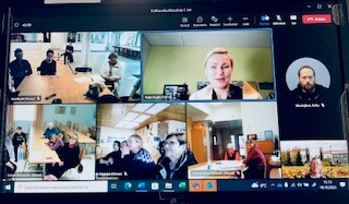 Kuva Teams-näytöstä, jossa osallistujien kuvat näkyvillä.