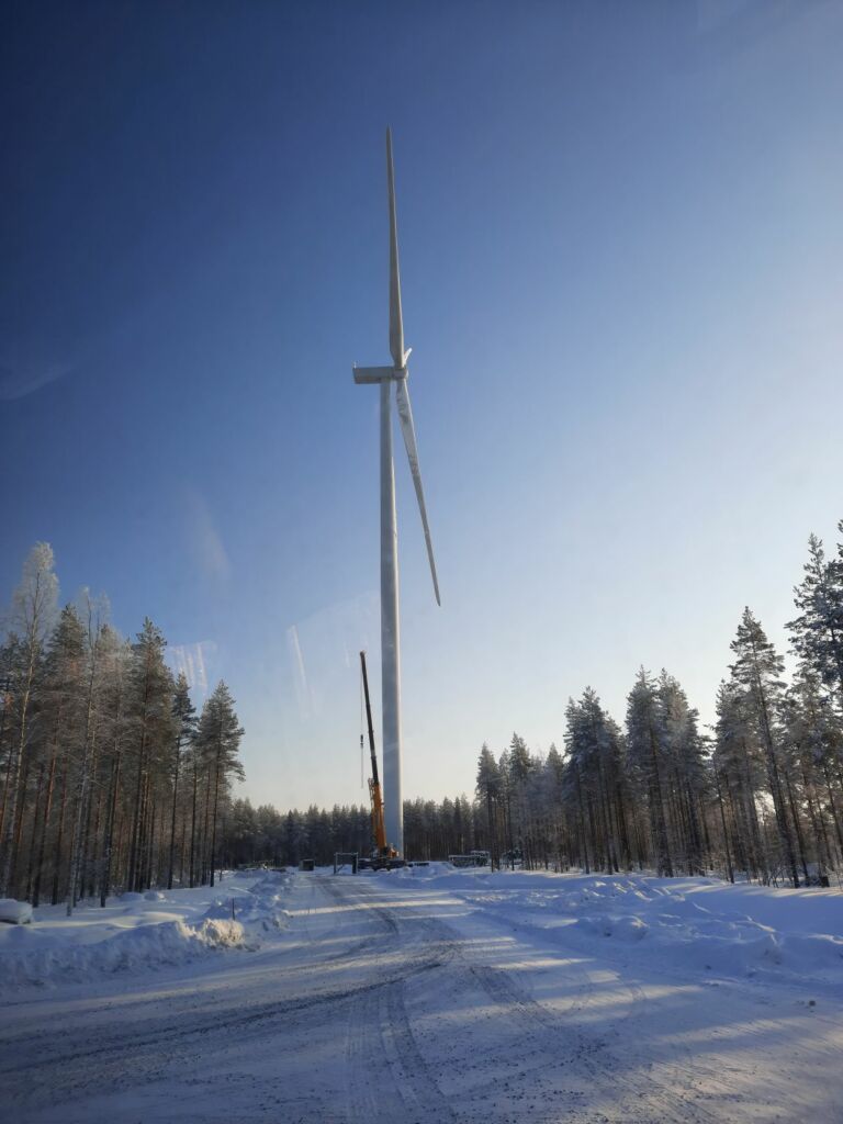 Tuuliturbiini lumisessa maastossa.