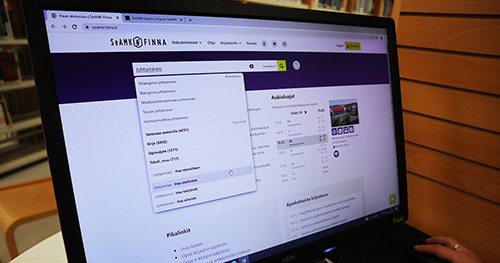 Kirjaston SeAMK-Finna-verkkopalvelun etusivu tietokoneen näytöllä.