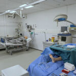 Kuva simulaatiotilasta. Kuvassa kaksi sairaalasänkyä, jossa nuket esittämässä potilaita. Ympärillä hoitoon tarvittavaa laitteistoa ja välineistöä.