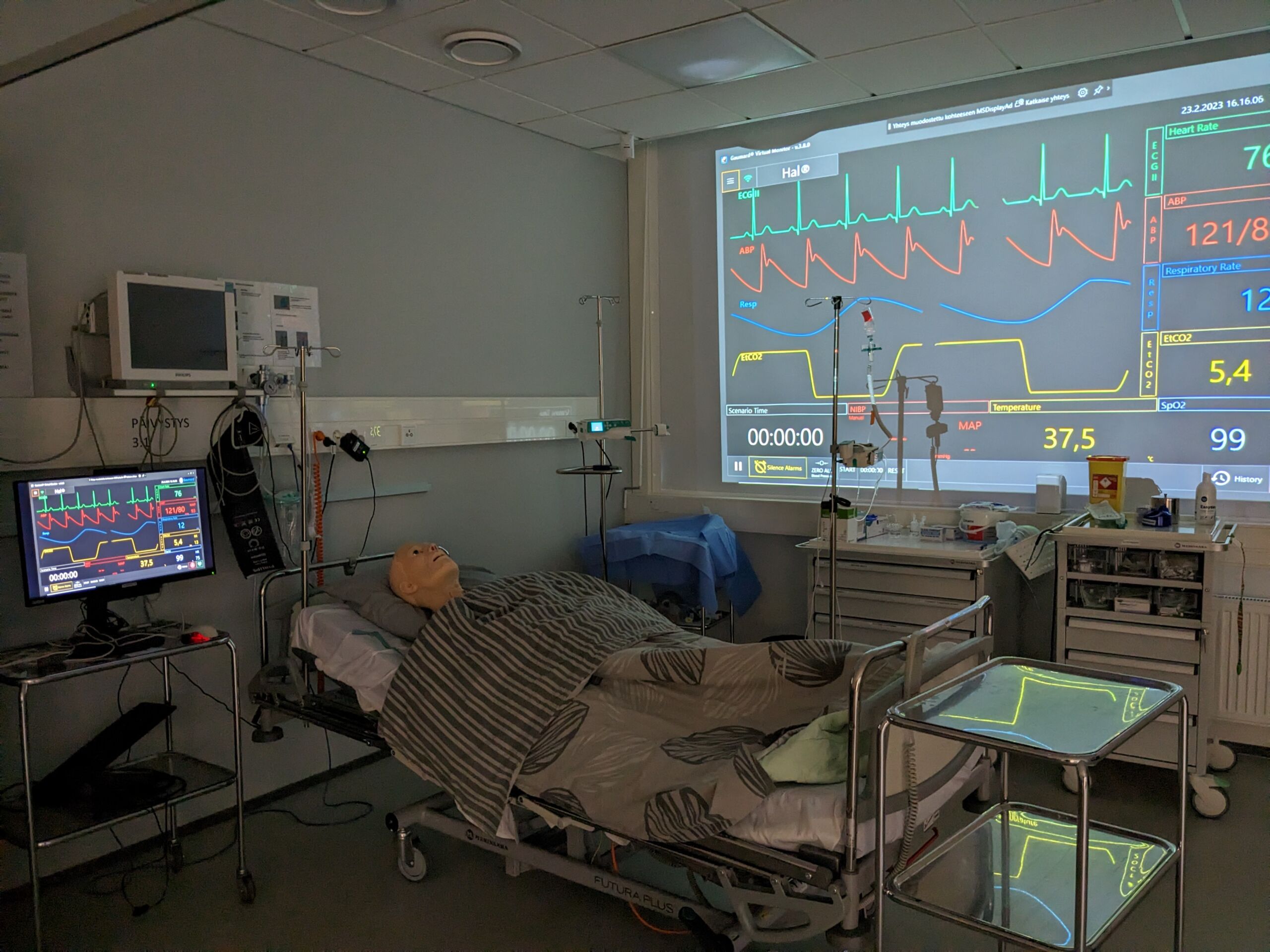 Computer screens can be projected on the walls of the simulation areas