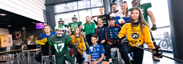 Urheilijoita varusteissaan ryhmäkuvassa./ Athletes in their equipment in a group photo.