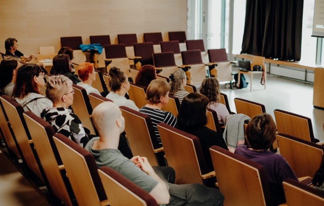 Seminaariyleisöä auditoriossa.