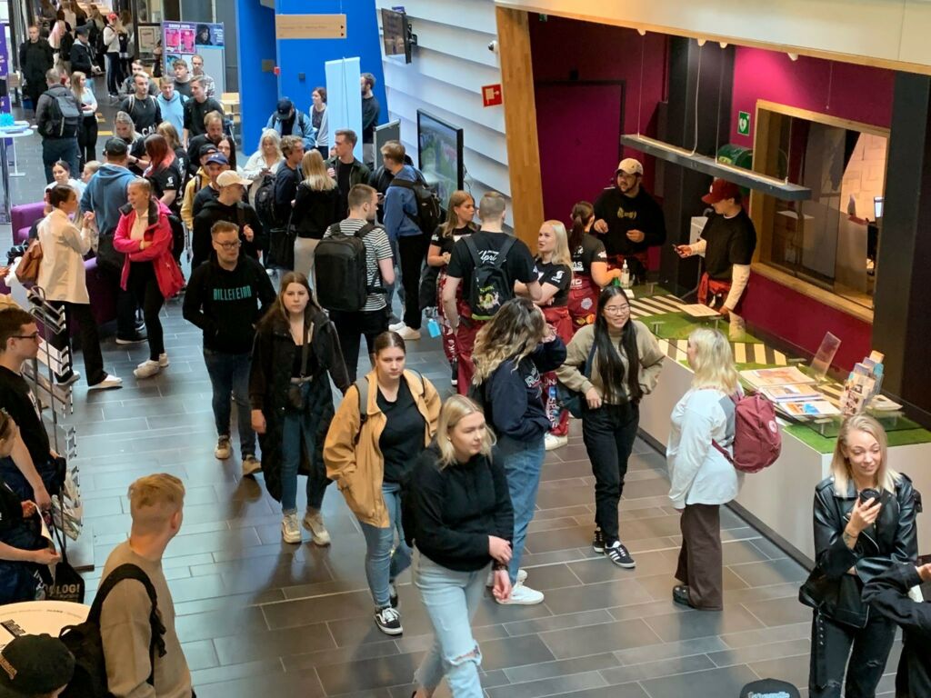 Paljon opiskelijoita kampuksen käytävällä.