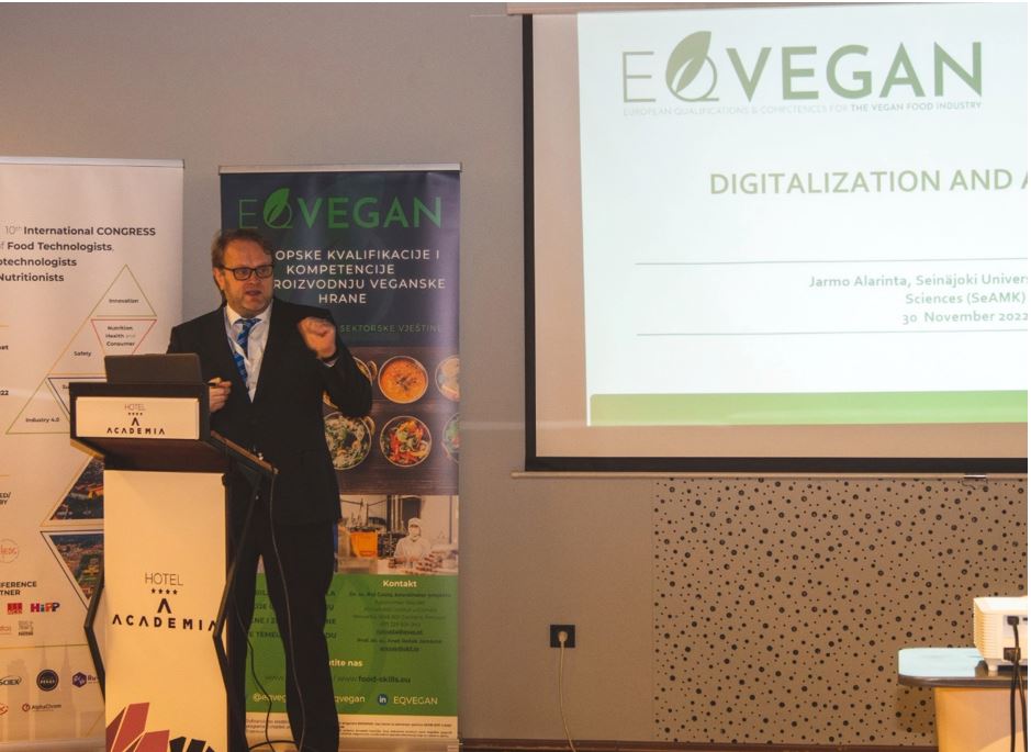 European Qualifications & Competences for the Vegan Food Industry (EQVEGAN) -projekti toteutti oman seminaariosion kansainvälisessä elintarviketeknologien ja ravitsemusasiantuntijoiden konferenssissa Zagrebissa. Jarmo Alarinta Seinäjoen ammattikorkeakoulusta esitteli digitalisaatio ja automaatio -kokonaisuuden tuloksia. (Kuva Luis Mayor)