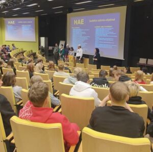 Open Campus -tapahtuma alkoi yleisinfolla keltaisessa auditoriossa.