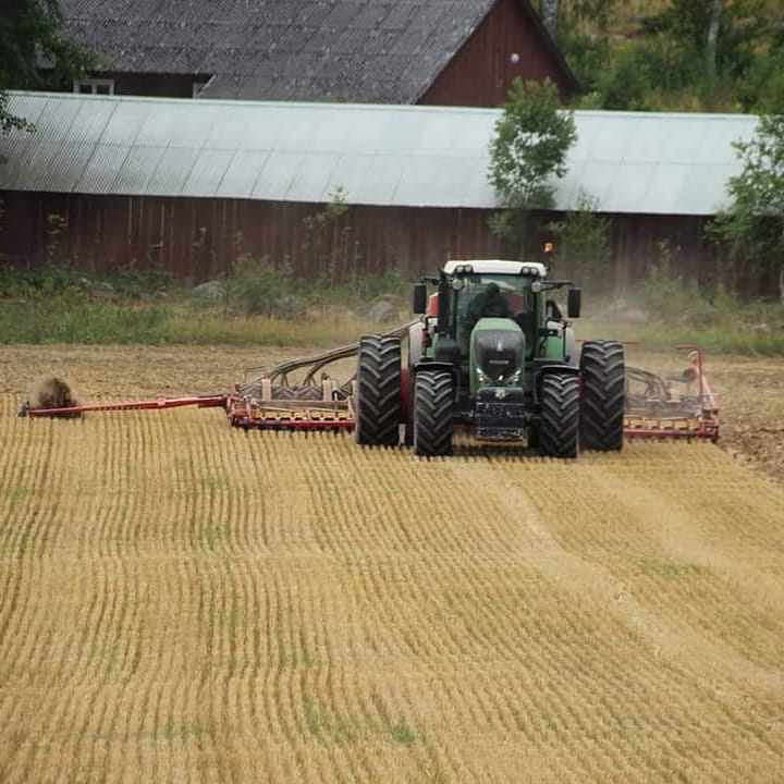 Traktori ajaa pellolla.