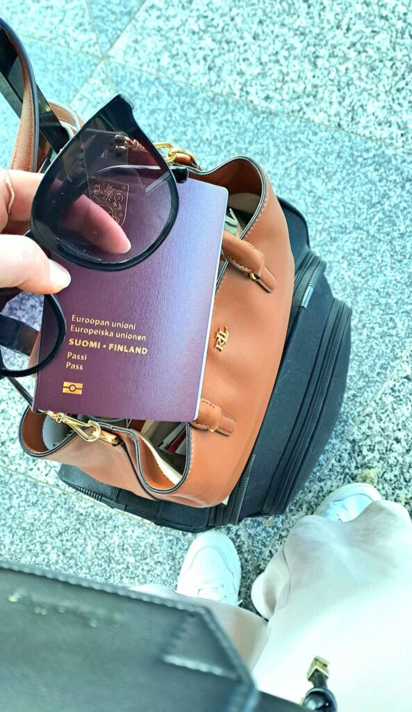Kuva passista ja pakatuista matkalaukuista.