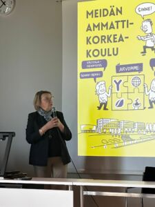 Osaamisalajohtaja esittelemässä SEAMKia