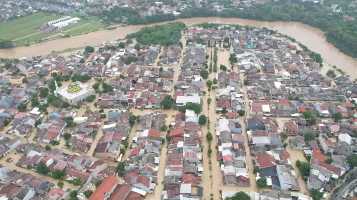 BSI Distributes Food and Sanitation Supplies to Jabodetabek Flood Victims
