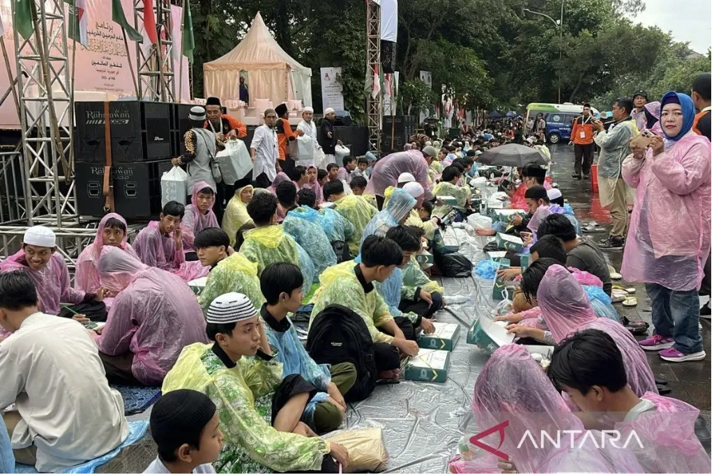 Buka Puasa Bersama Sepanjang 2,8 Km di Solo Pecahkan Rekor MURI