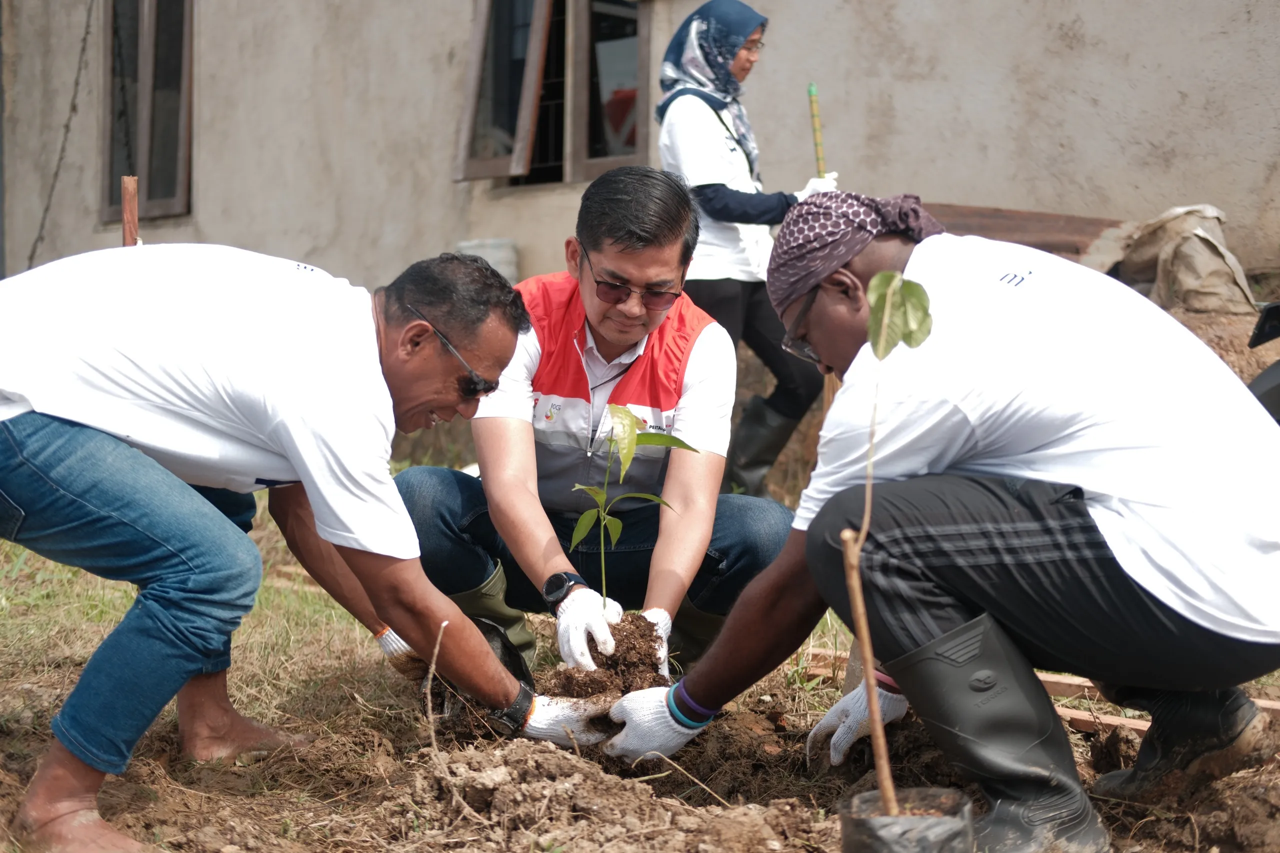 53 Relawan Pertamina Group Ikut Gotong Royong Bersihkan Masjid di Kabupaten Sorong