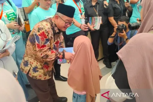 Mendikdasmen Bagikan Buku Gratis untuk Pemudik di Stasiun Pasar Senen