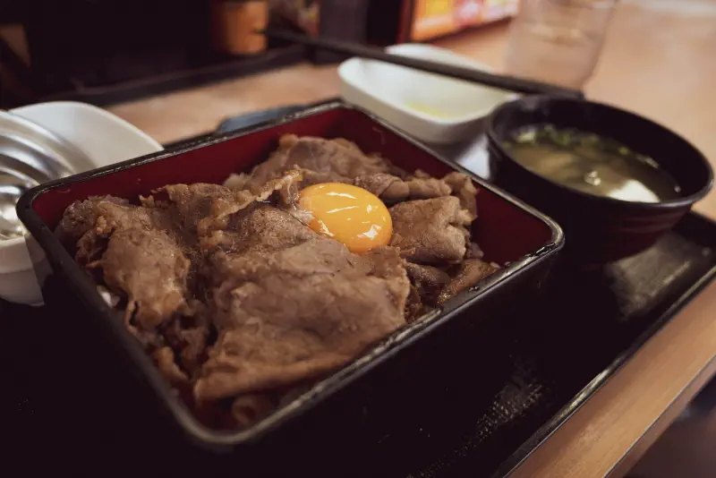 手を入れて初めて、こちら側の食事になる