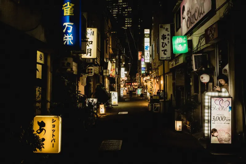 同じ路地にいても、それぞれの夜は扉の内側にある
